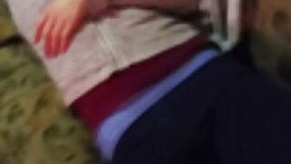 Razmažene preplanule brinete u čarapama dijele jedan kurac za sparnu vožnju