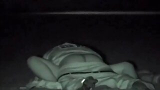 Prekrasna milf brineta Ariella Ferrera popuši na javnom mjestu