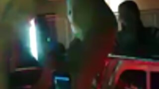 Slatka vitka azijska maserka drka kurac bijelom tipu u kupatilu