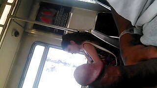Dugonoga tamnokosa drolja ima seks u poze kaubojke u kuhinji