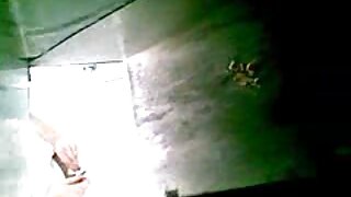Prsata slatkica svijetle kose izvodi duboko duboko grlo svom brutalnom ljubavniku