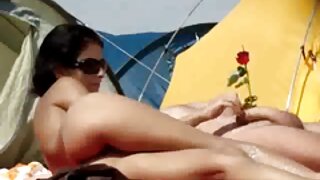 Kučkasta crnka seks lutka leži u krevetu raširenih nogu i slatki momak golica i liže njenu vaginu. Pogledajte taj vrući amaterski seks u StepBang seks videu!