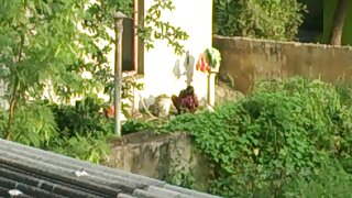 Srećnik jebe djevojku Jenifer Jane i njenu seksi prijateljicu u pozi u stilu 69